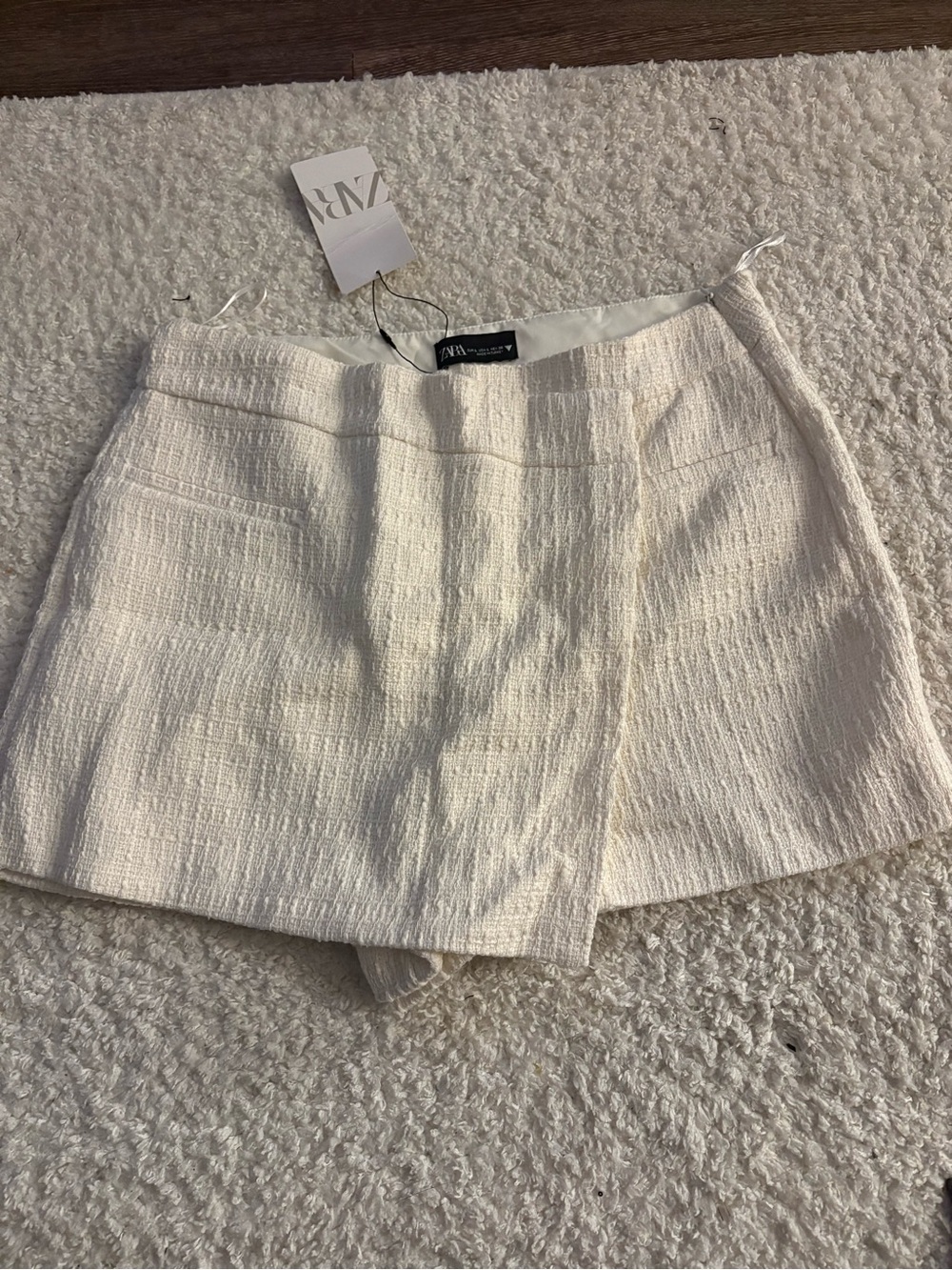 NWT ZARA TEXTURED Asymmetrical SKORT in ECRU. SIZE Large